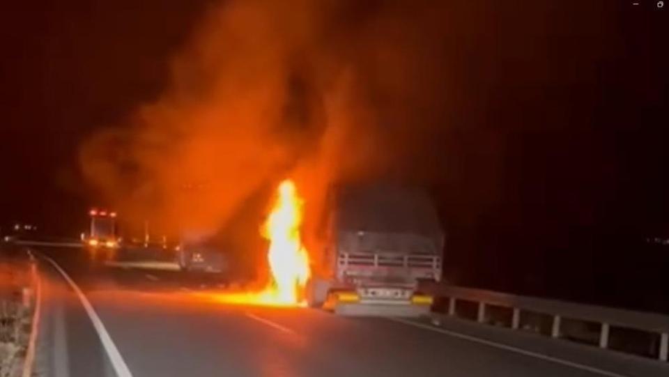 Seyir halindeki tır alev alev yandı