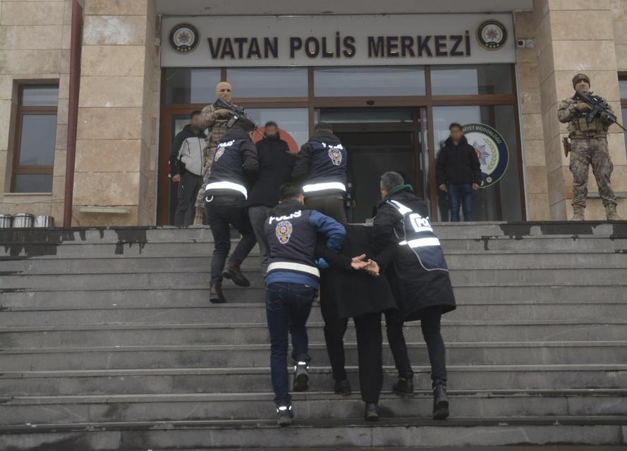 Firari 2 şüpheli suç aleti silahla yakalanarak tutuklandı