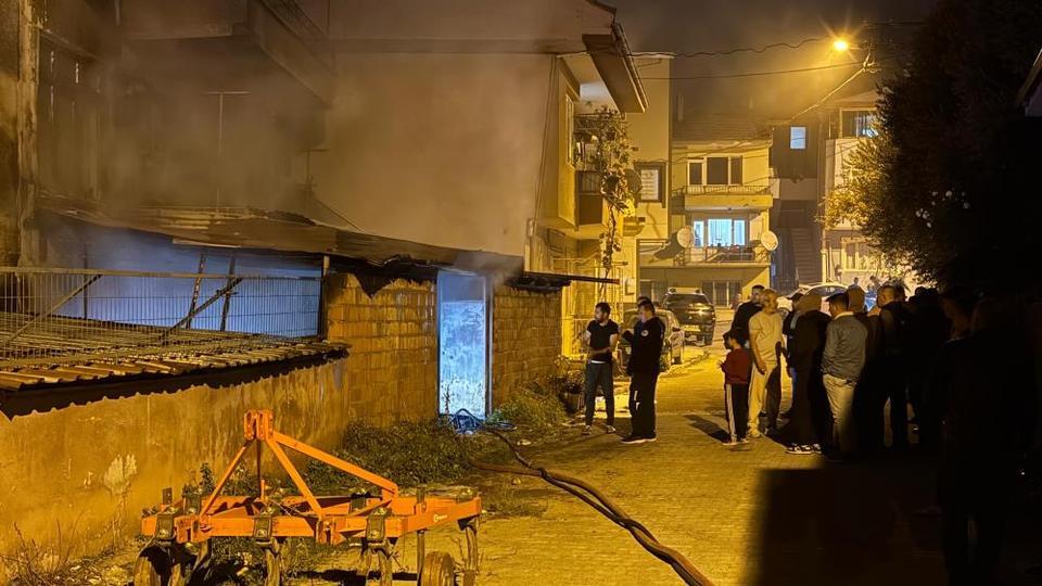 Üç katlı binada çıkan yangın paniğe neden oldu