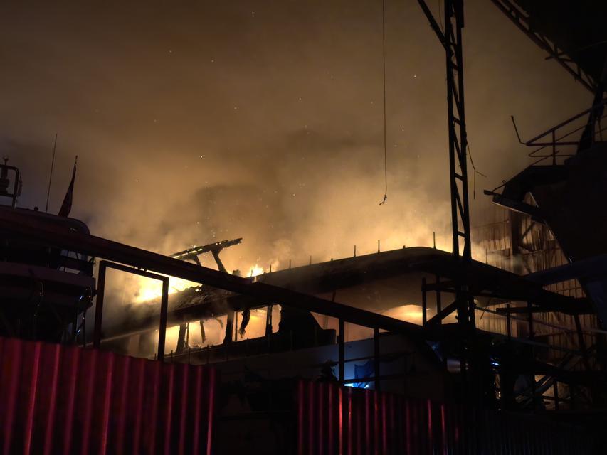 Ahşap tekne alevlere teslim oldu