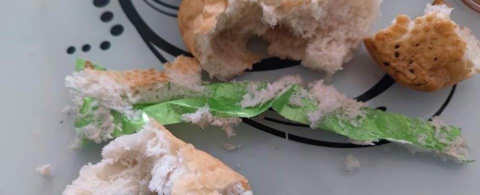 EKMEK DİYE ALDI, İÇİNDEN NAYLON ÇIKTI