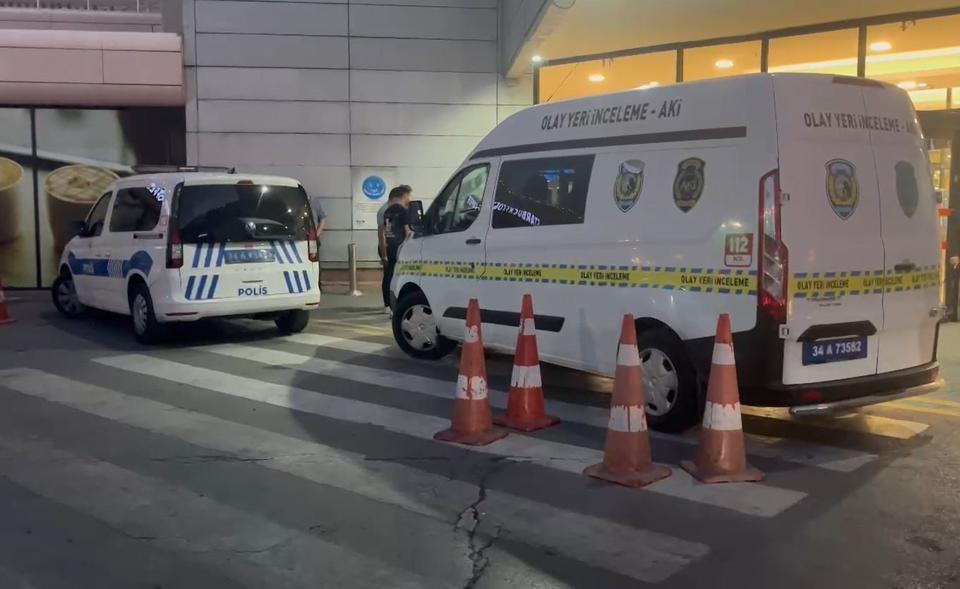 AVM'nin yemek katının asma tavanı çöktü