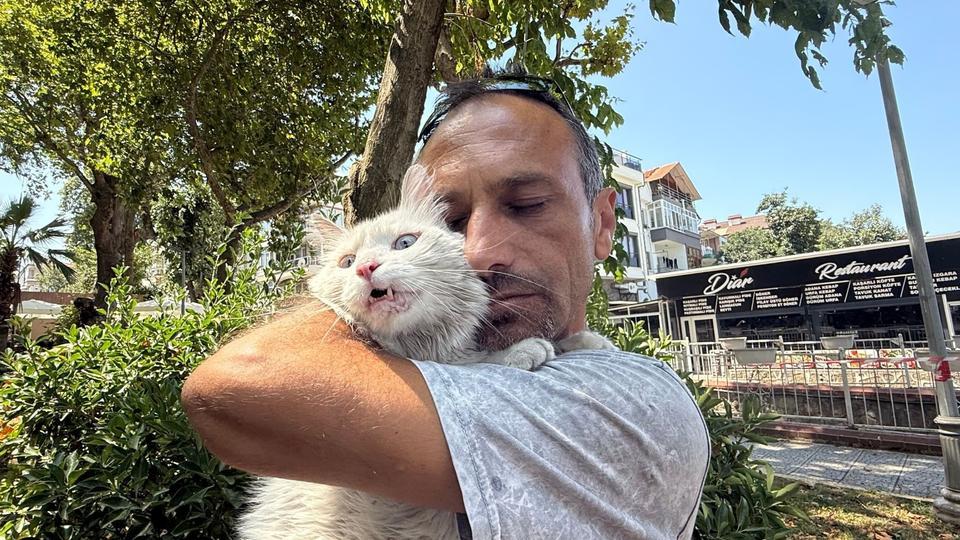 KAYIP KEDİSİNE GÜNLER SONRA KAVUŞTU, BU KEZ MUTLULUKTAN AĞLADI