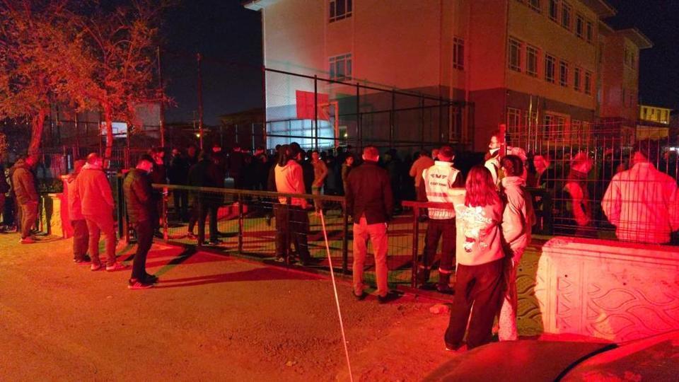 Aniden fenalaşarak yere yığılan 17 yaşındaki çocuk hayatını kaybetti