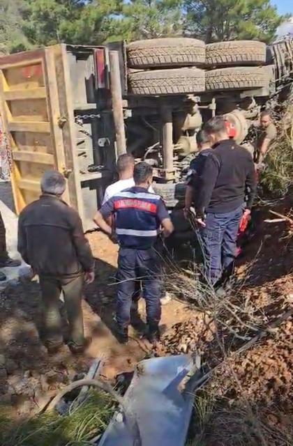 Belediye kamyonu kaza yaptı: 1 yaralı