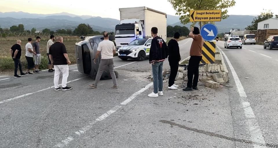 Ara sokaktan çıkan araca çarpmamak için refüje daldı
