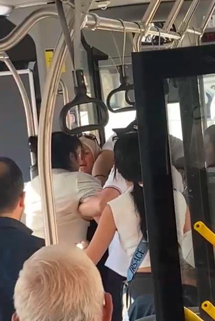 OTOBÜSTE TESETTÜRLÜ KADINA HAKARET: ARBEDE YAŞANDI ÇOCUĞUYLA OTOBÜSE BİNEN TESETTÜRLÜ KADINA HAKARET EDEN SALDIRGAN BÜYÜK TEPKİ TOPLADI HAKARETLERİN ARDINDAN ARBEDE YAŞANDI