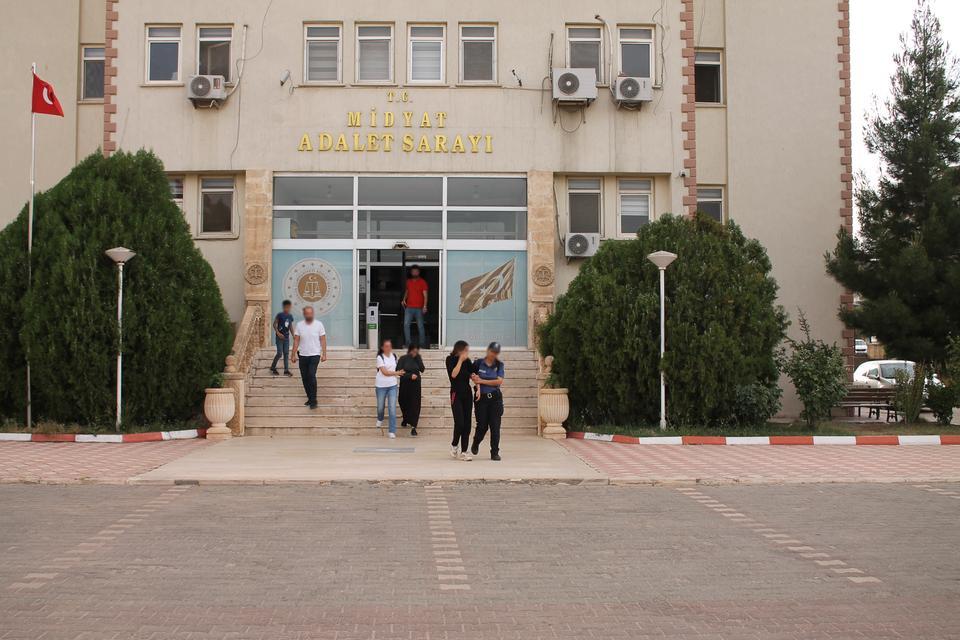 MARDİN'DE BİR EVE GİREN KIZ KARDEŞLER, SERVET DEĞERİNDE ÇALDIKLARI ALTINLARLA YAKALANDI TOPLAM 27 SUÇ KAYDI BULUNAN KIZ KARDEŞLER TUTUKLANDI