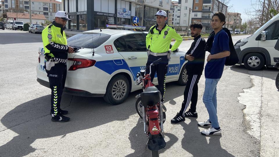 TESCİLSİZ MOTOSİKLETİN KASKSIZ SÜRÜCÜSÜNE 26 BİN 965 LİRA CEZA