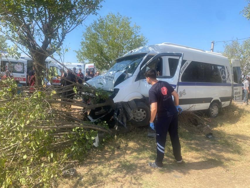 ALAŞEHİR'DE İŞÇİ MİNİBÜSÜ AĞACA ÇARPTI: 14 YARALI
