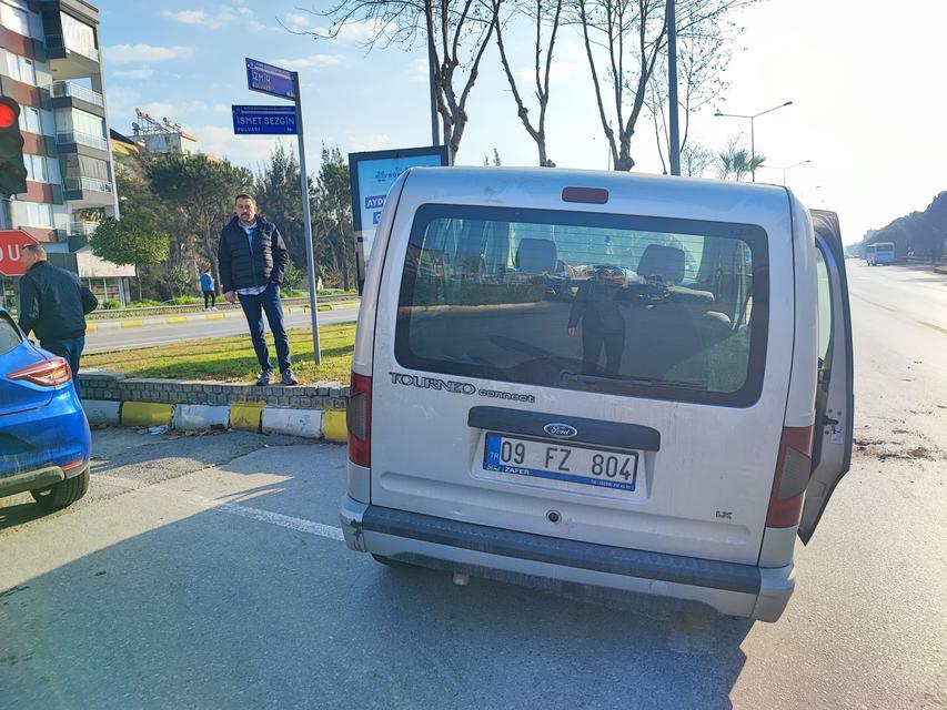 OTOMOBİLE ÇARPMAMAK İÇİN REFÜJE ÇIKTI: 2 YARALI