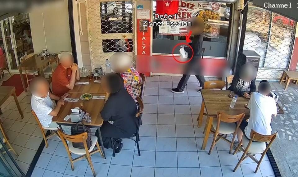 Kendisini polisi olarak tanıtan kişiye milyonluk ziynet eşyasını verdi