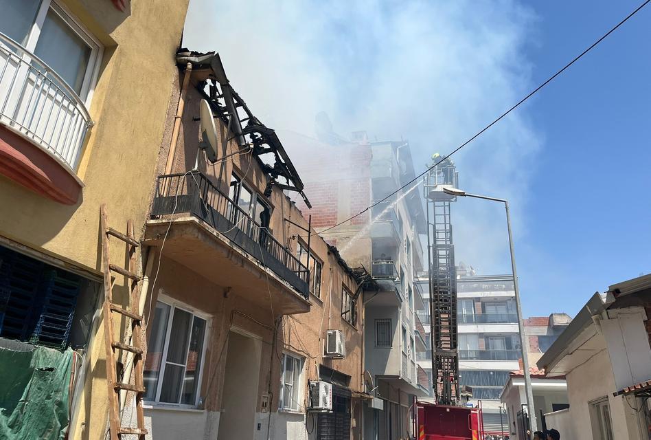 Aydın’da iki katlı ev alevlere teslim oldu