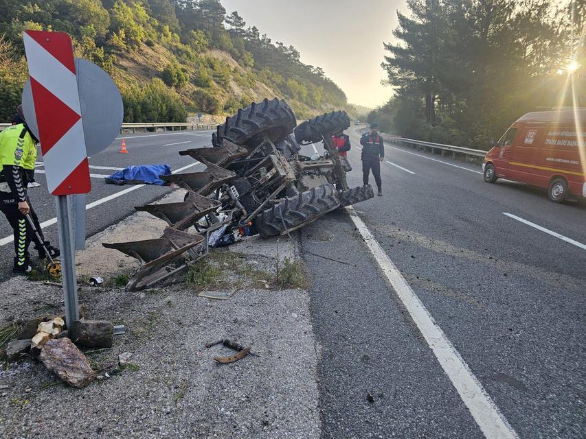 Traktör devrildi, sürücü hayatını kaybetti