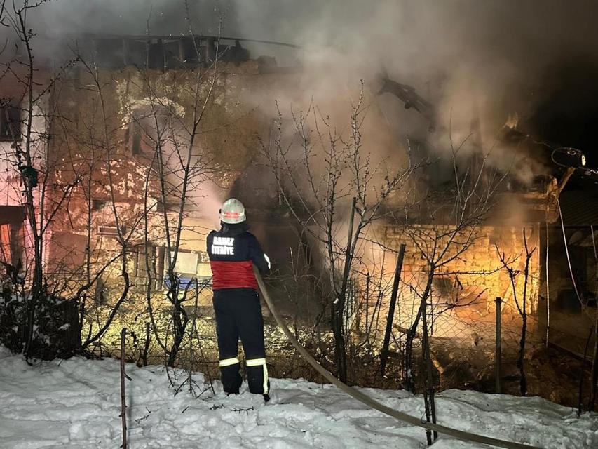 İki katlı ev yangında küle döndü: Karı-koca dumandan etkilendi