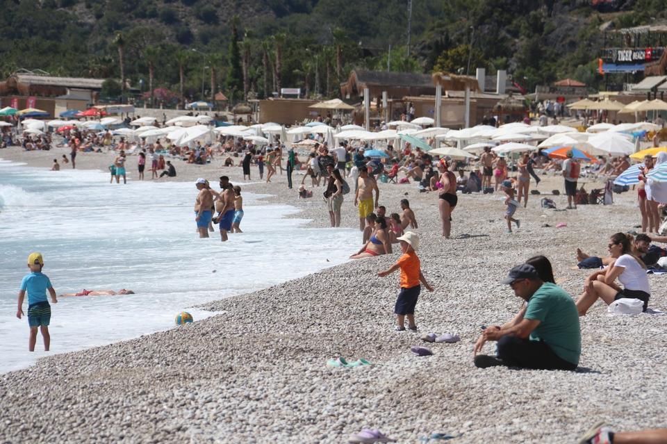 Ölüdeniz’de plajlarda sezon hareketliliği başladı