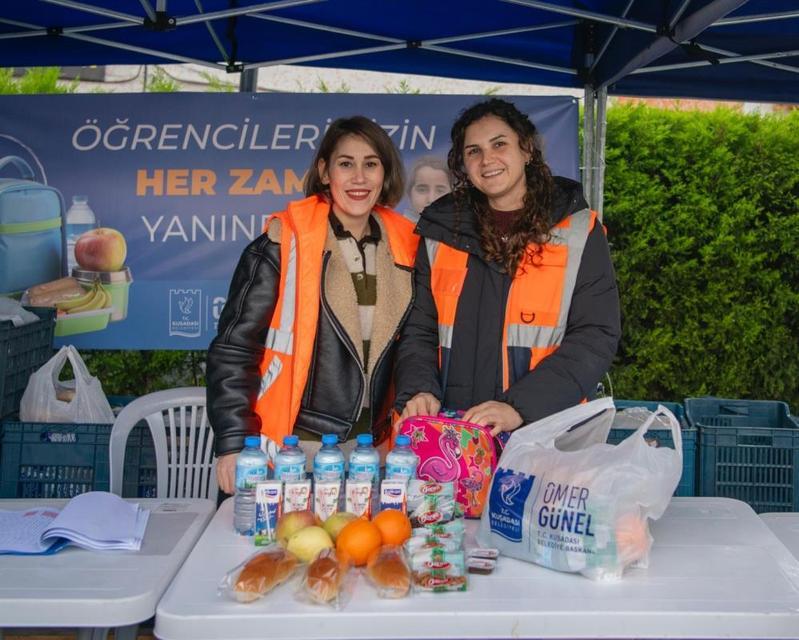 Kuşadası'nda örencilere ikinci dönemin ilk beslenme çantaları ulaştırıldı