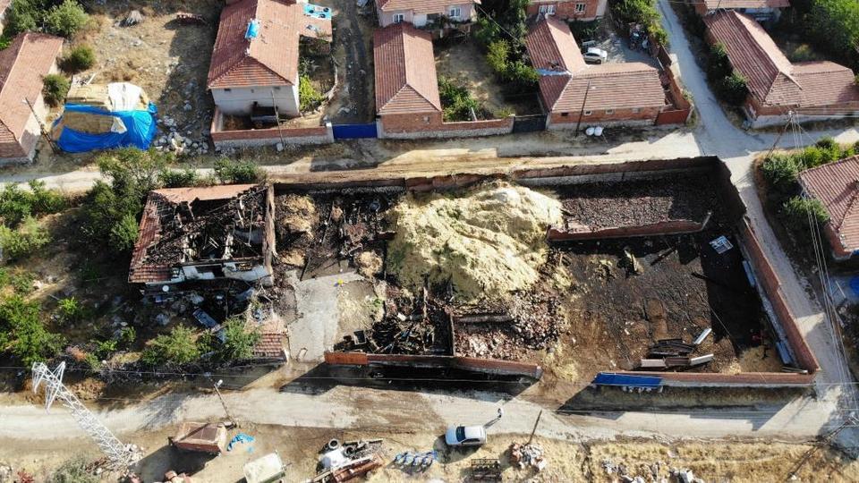 Yangında ev ve ahır küle döndü, 1 koyun ve yavrusu telef oldu
