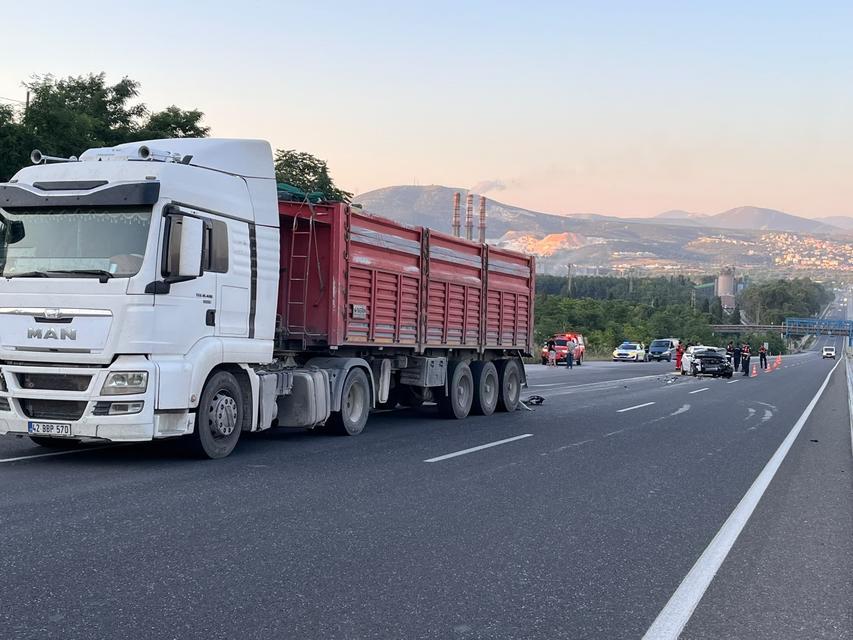 TIRA ARKADAN ÇARPAN OTOMOBİLDEKİ RUS KADIN HAYATINI KAYBETTİ