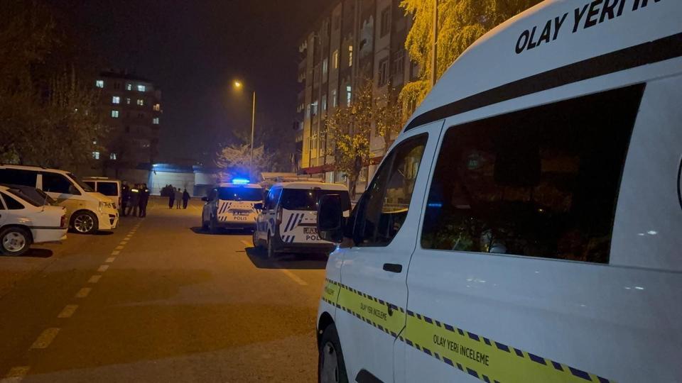 Ablasının acısına dayanamadı, aynı yerden atladı