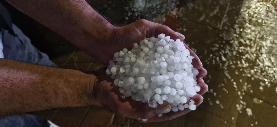 Sağanak doluya dönüştü, cadde ve sokaklar beyaza büründü