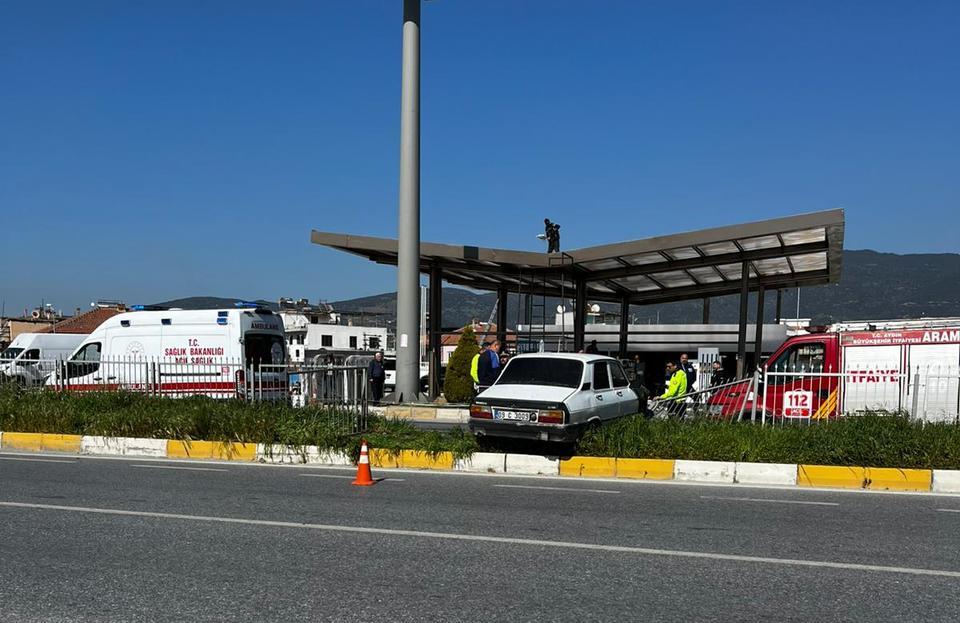 Aydın’da kontrolden çıkan aracın karşı şeride geçmesine ramak kaldı