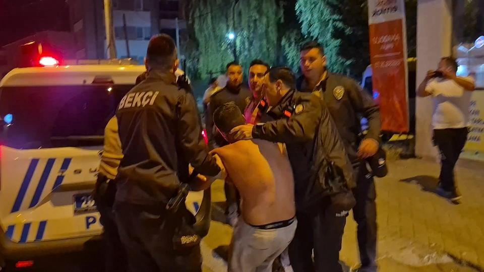 POLİS EKİPLERİNE ZORLUK ÇIKARTAN ALKOLLÜ SÜRÜCÜ KAFASINI OTOBÜS DURAĞINA VURDU: "YANIYORUM, SU VERİN. BEN TESLİM OLMAYA GELDİM" ŞAHSIN YAKINLARI İHA MUHABİRİNE KÜFÜR VE TEHDİTLER YAĞDIRDI BASIN MENSUPLARDAN ÇEKİM YAPMASINA SU BİDONU İLE ENGEL OLMAYA ÇALIŞTILAR