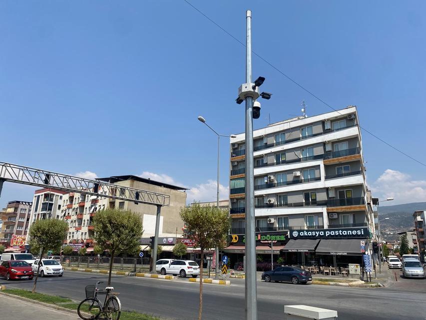 Çine’de hatalı park kazalara davetiye çıkarıyor: Işıklara kamera takıldı