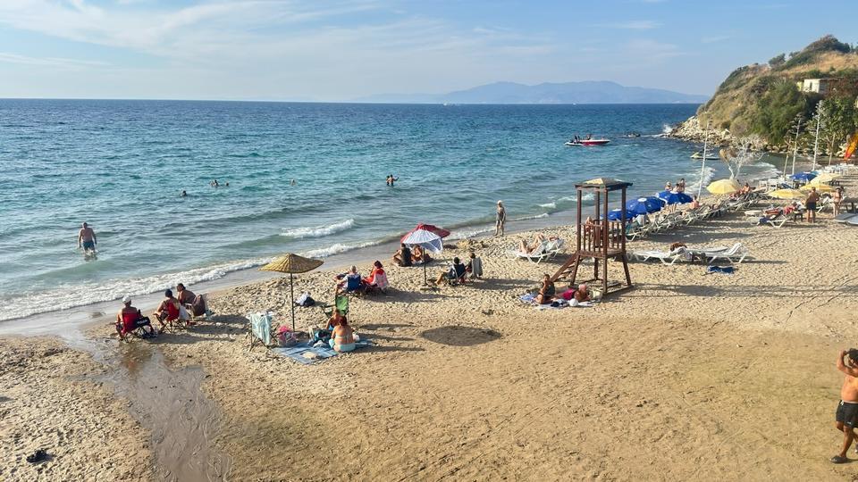 KUŞADASI'NDA EKİM GÜNEŞİ DENİZ KEYFİNİ UZATTI