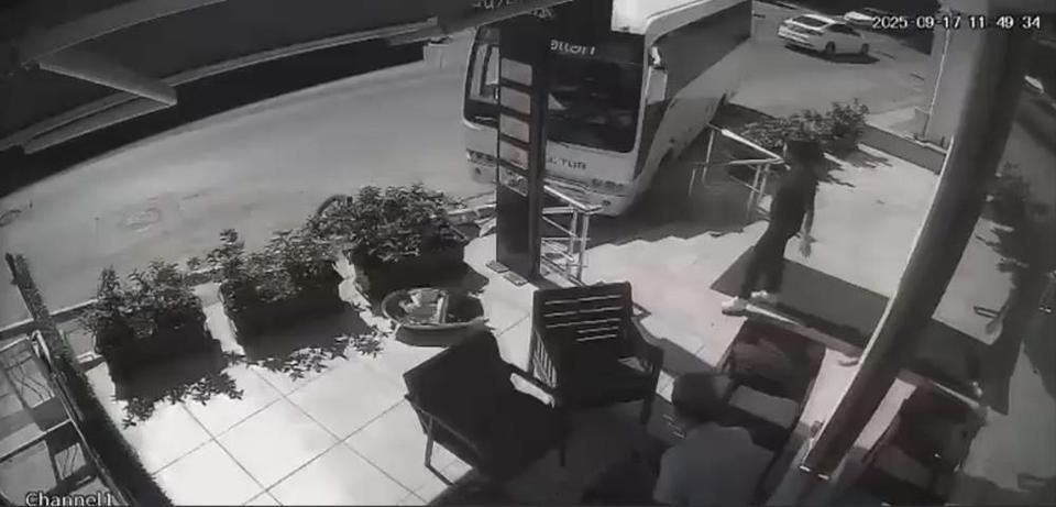 Freni boşalan servis midibüsü direğe çarparak durabildi