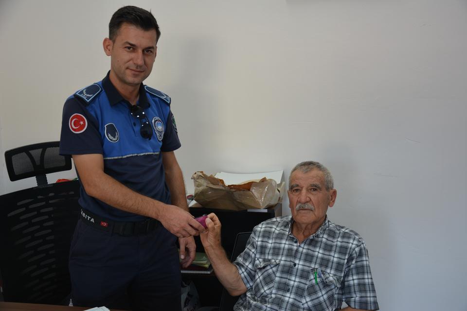 Kıbrıs Gazisi, bulduğu altınları zabıtaya teslim etti