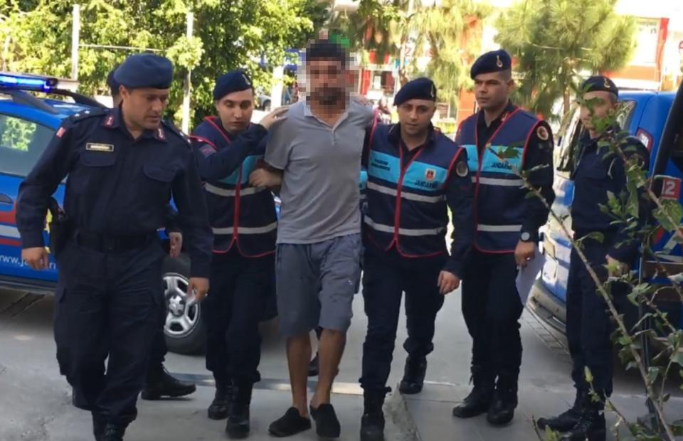AİLEYİ KATLEDEN CANİ, GASP ETTİĞİ BİLEZİKLE BORÇ ÖDEMİŞ MERSİN'DE YANARAK ÖLMÜŞ HALDE BULUNAN 3 KİŞİLİK AİLENİN CİNAYETE KURBAN GİTTİĞİ ORTAYA ÇIKARKEN, YAKALANIP TUTUKLANAN ŞÜPHELİNİN GASP ETTİĞİ BİLEZİKLERDEN YAKLAŞIK 160 BİN TL EDEN BİRİYLE BORÇ ÖDEDİĞİ ORTAYA ÇIKTI HABERLERDE CİNAYETİ ÖĞRENEN BİR KİŞİ, KATİLİN KENDİSİNE MAKTULE AİT OLABİLECEĞİNİ DÜŞÜNDÜĞÜ BİLEZİĞİ GETİRİP BORCUNA KARŞILIK VERDİĞİNİ BELİRTEREK, JANDARMAYA TESLİM ETTİ
