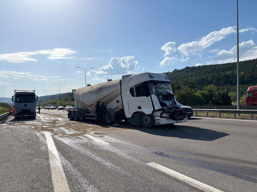 TEM OTOYOLU'NDA 2 TIR ÇARPIŞTI: 1 YARALI TIRIN KUPASI KAĞIT GİBİ EZİLDİ