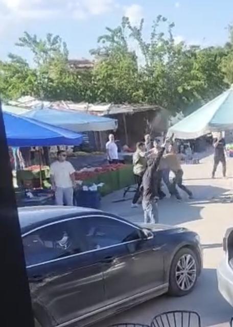 İzmir'de pazarcılar arasında silahlı kavga kamerada