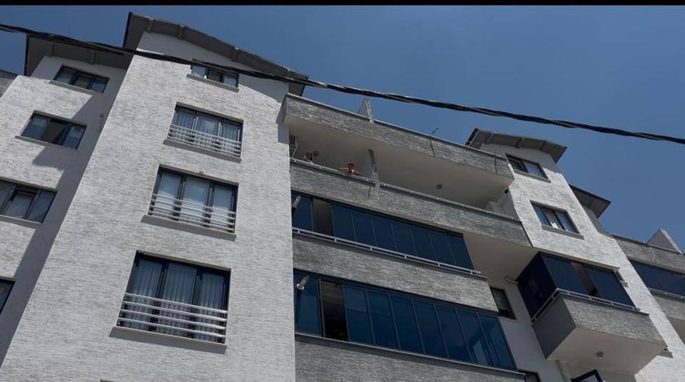 Eşini çocuğunun yanında defalarca bıçaklayarak öldürdü