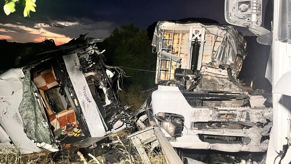 Tırlar çarpıştı, İzmir yolu trafiğe kapandı