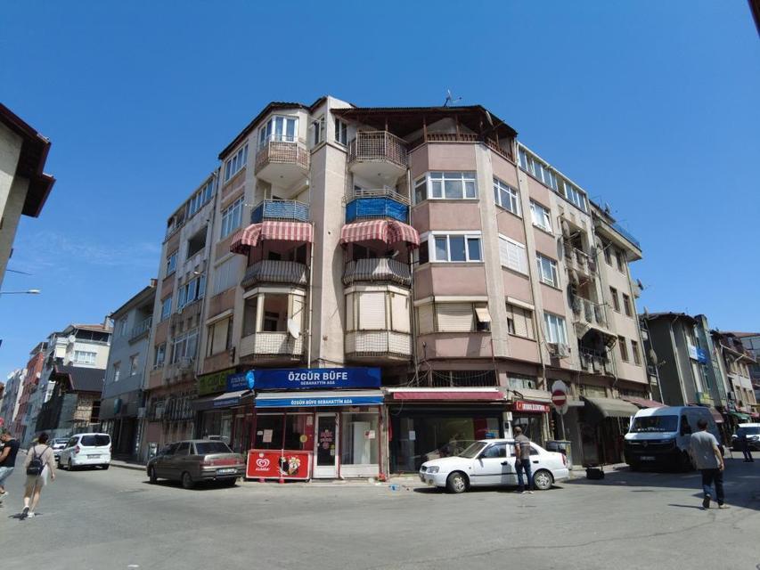 Kolonları patlayan bina tahliye ediliyor
