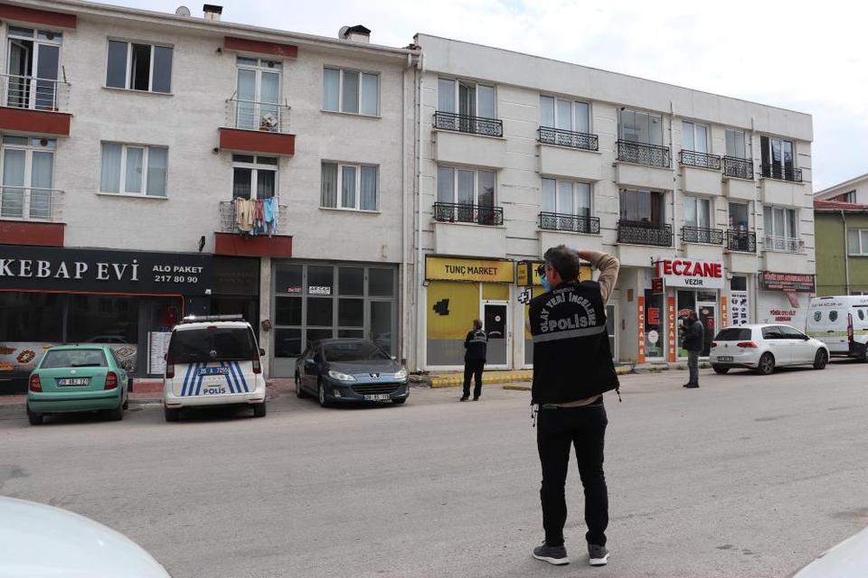 Eşinin yaşadığı binaya tüfekle ateş etti: Yakalandı