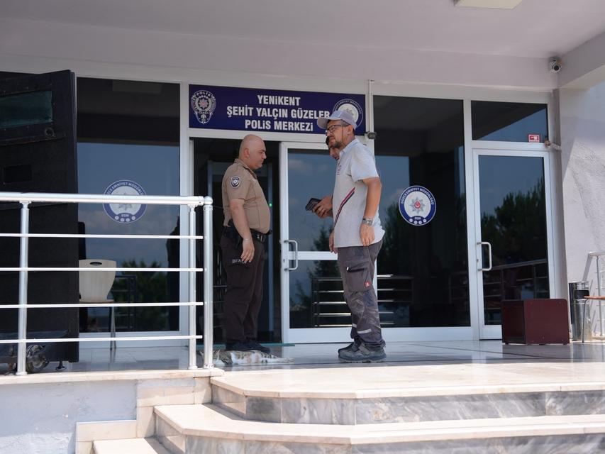 DÜZCE'DE TEMİZLİK İŞÇİSİ BULDUĞU ALTIN DOLU ÇANTAYI POLİSE TESLİM ETTİ