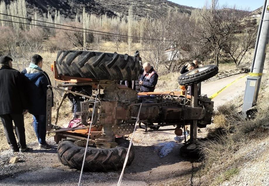 Devrilen traktörün altında kalan sürücü can verdi
