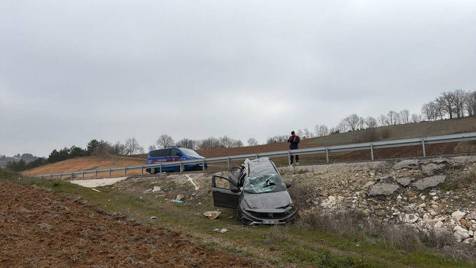 Direksiyon hâkimiyetini kaybeden sürücü tarlaya uçtu: 1 yaralı