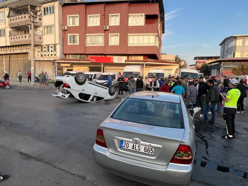 TRAFİK KAZASINDA ORTALIK SAVAŞ ALANINA DÖNDÜ: 1'İ AĞIR 2 YARALI ALKOLLÜ OLDUĞU İDDİA EDİLEN OTOMOBİL SÜRÜCÜSÜ KAZA SONRASI KAYIPLARA KARIŞTI
