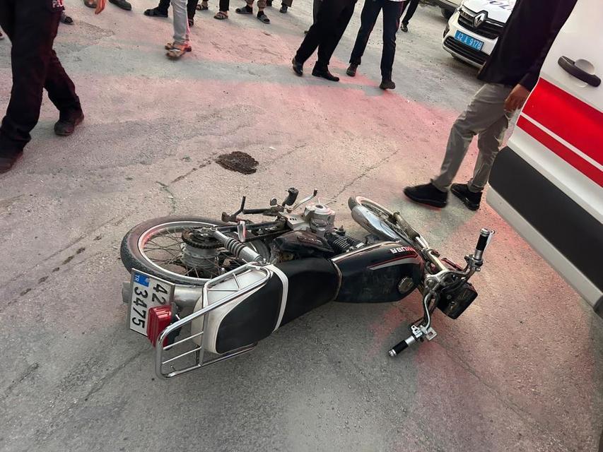 Motosiklet otomobille çarpıştı: 2 yaralı