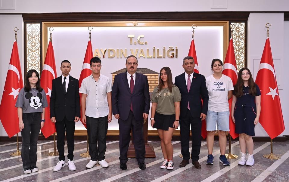 VALİ CANBOLAT, LGS'DE TAM PUAN ALAN ÖĞRENCİLERİ AĞIRLADI