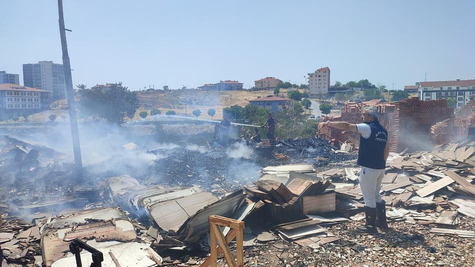 Otluk alanda çıkan yangın fayans deposunu küle çevirdi