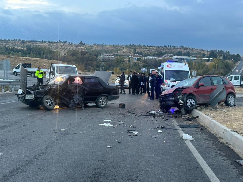 İki aracın çarpıştı kazada 3 kişi yaralandı