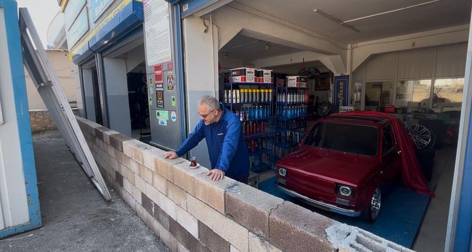 DÜKKANIN ÖNÜNE DUVAR ÖRDÜ, KİRACISI İSYAN ETTİ: "BİZİ AÇIK CEZAEVİNE ÇEVİRDİ" 3 ORTAKTAN BİRİ OLAN YER SAHİBİ, İDDİAYA GÖRE KİRACIYI ÇIKARMAK İÇİN OTO LASTİKÇİ DÜKKANININ ÖNÜNE DUVAR ÖRDÜRDÜ