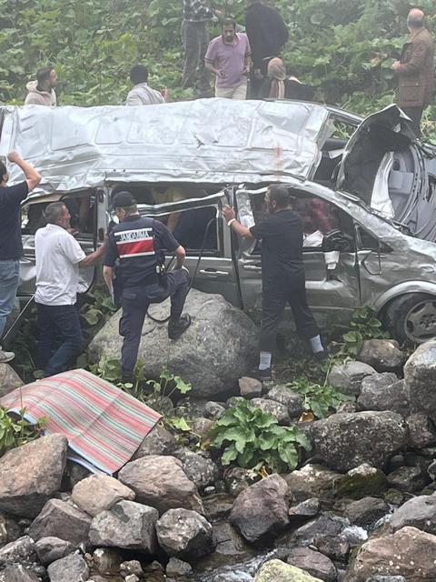 Minibüs dere yatağına yuvarlandı: 2 ölü, 4 yaralı