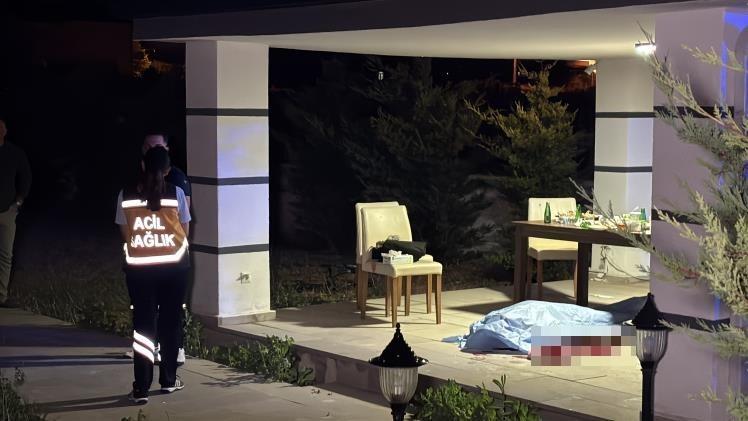 Villa bahçesindeki içki masasında cinayet: 1 ölü