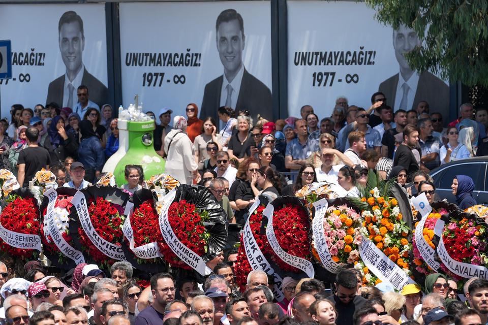 BİNLERCE MANİSALI, FERDİ BAŞKANLARINI GÖZYAŞLARIYLA UĞURLADI MANİSA TARİHİNİN EN KALABALIK CENAZE TÖRENİNDE GÖZYAŞLARI SEL OLDU